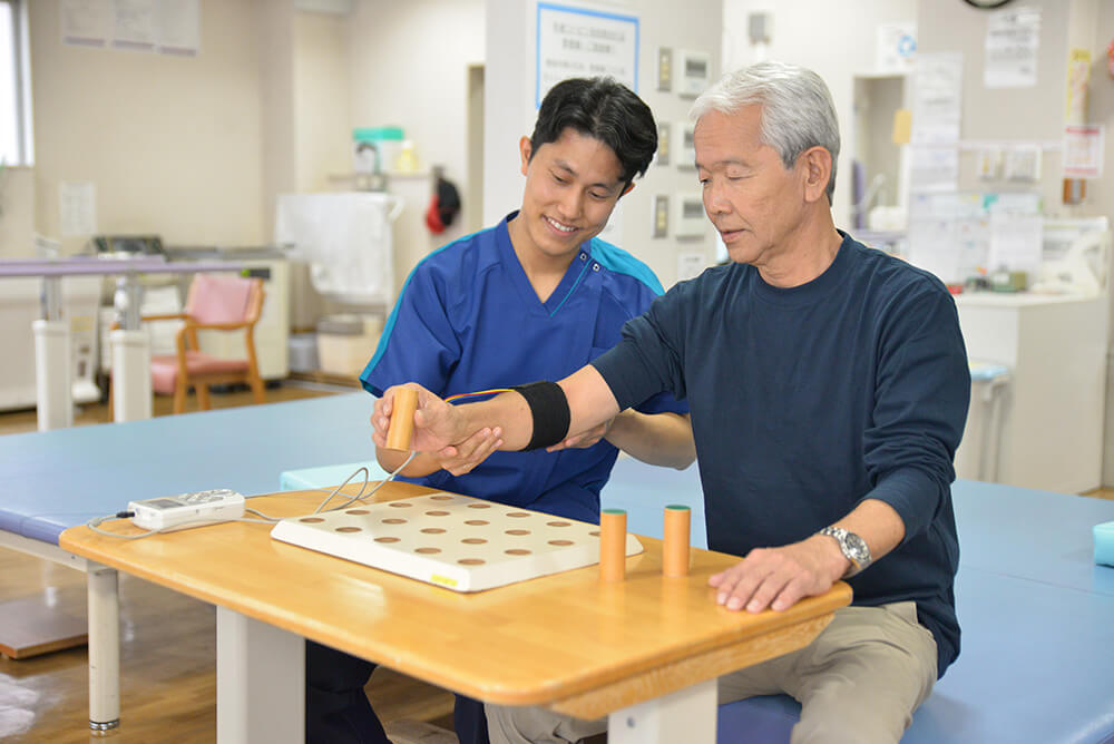 上肢機能訓練（電気刺激療法）