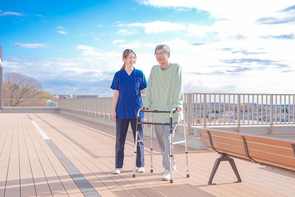 歩行訓練（リハビリ室テラスにて）