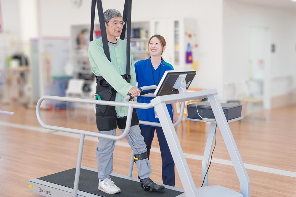 歩行訓練（免荷装置を使用）