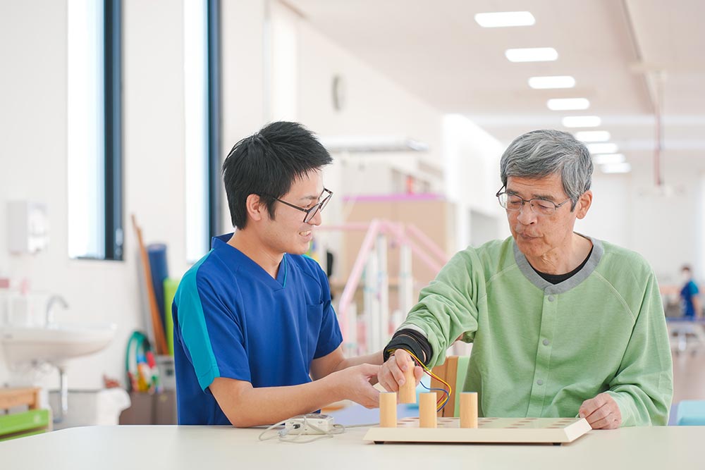 上肢機能訓練（電気刺激療法）